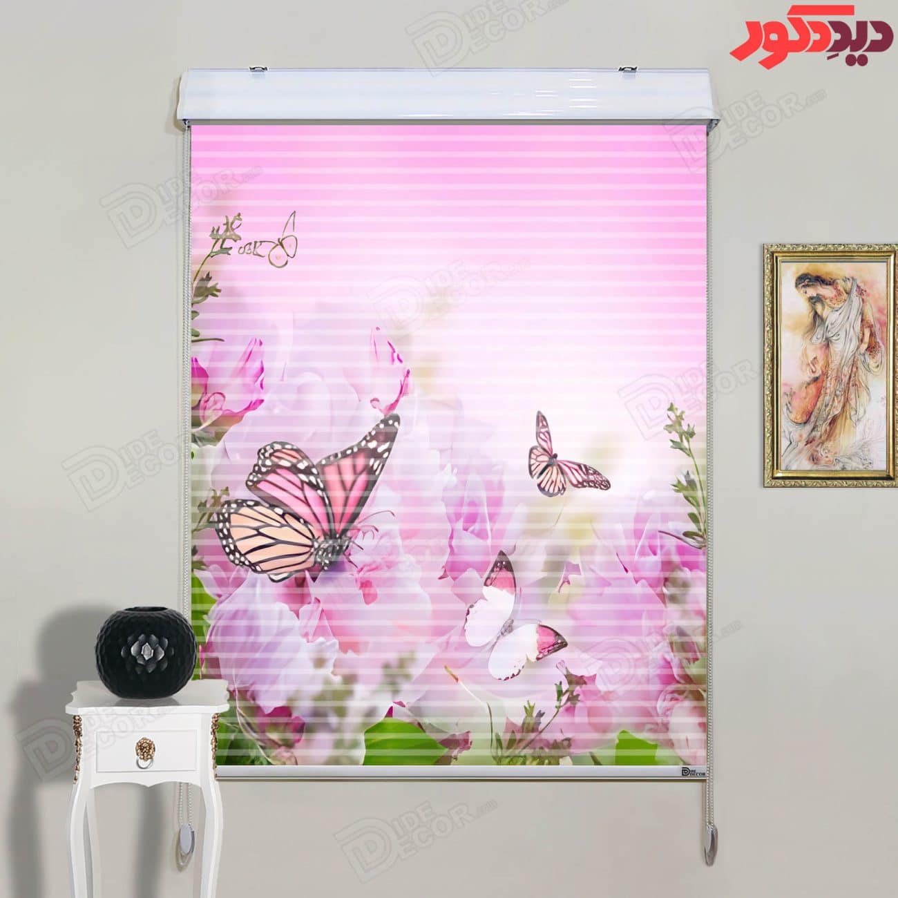 پرده زبرا دومکانیزم چاپی کد AZD-041 با طرح پروانه‌ و گل‌های صورتی روی زمینه روشن، مناسب اتاق خواب دخ