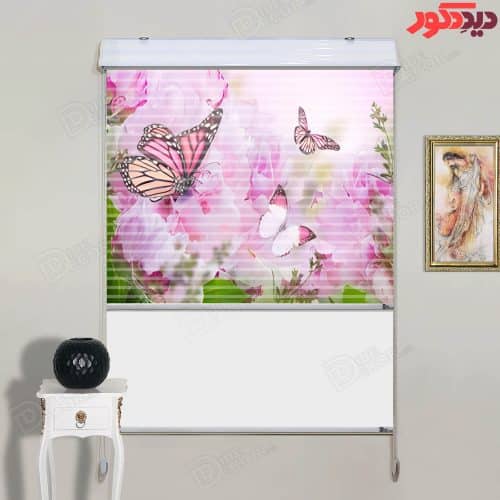 پرده زبرا دومکانیزم چاپی کد AZD-041 با طرح پروانه‌ و گل‌های صورتی روی زمینه روشن، مناسب اتاق خواب دخ