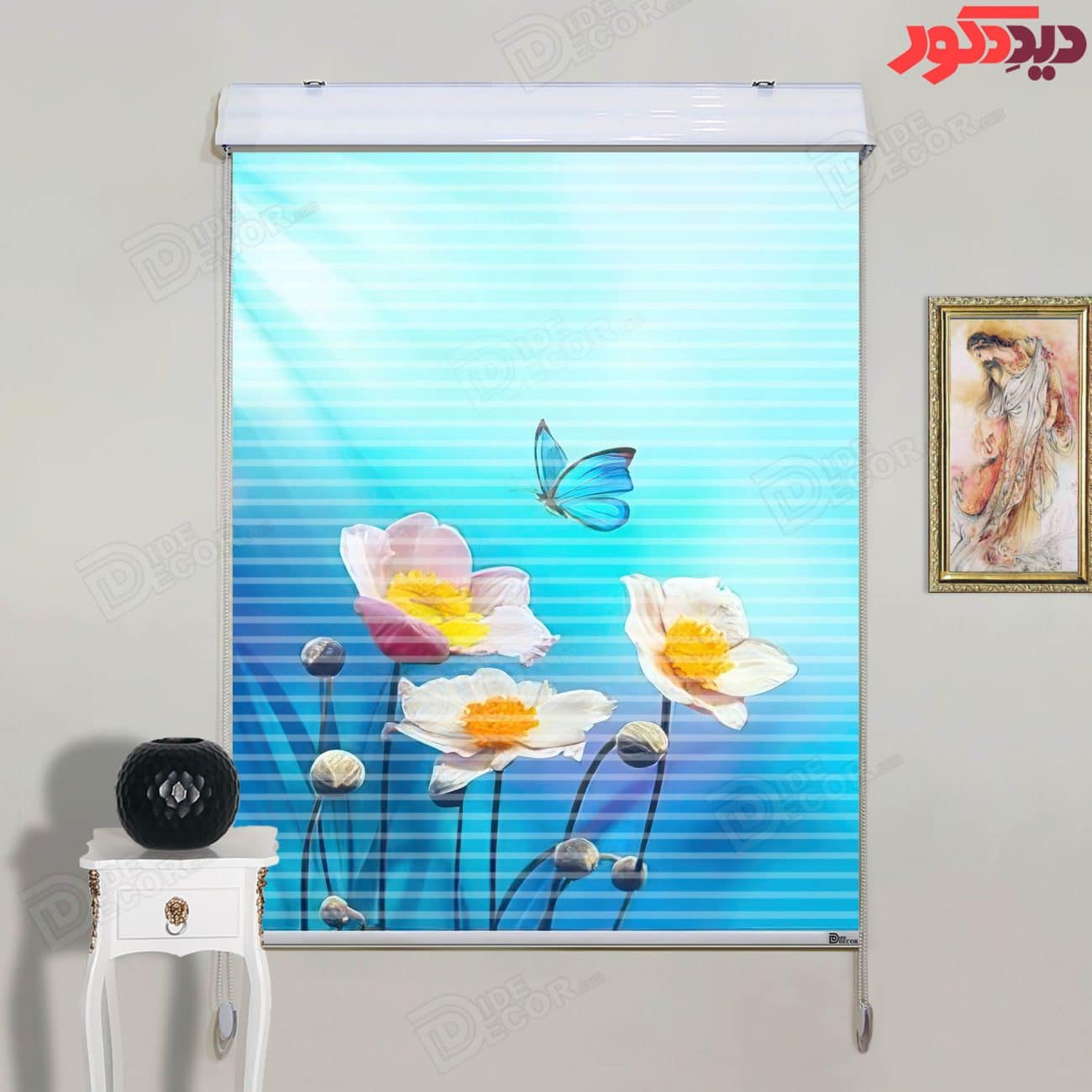 پرده زبرا دومکانیزم چاپی کد AZD-052 با طرح گل‌های آنمون و پروانه روی زمینه آبی مناسب اتاق خواب است.