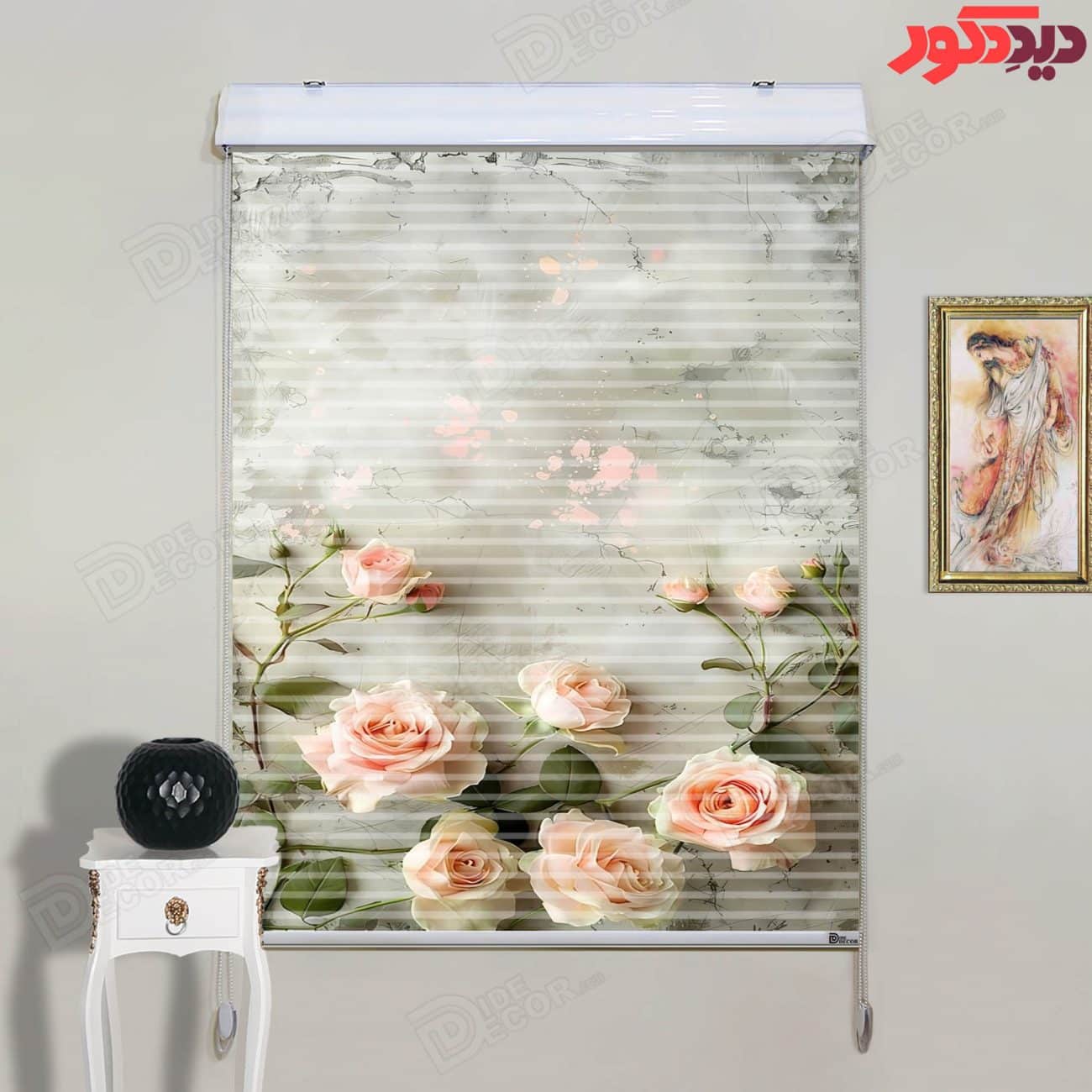 پرده زبرا دومکانیزم چاپی کد AZD-062 با طرح گل‌های رز صورتی و برگ‌های سبز روی زمینه کرم خاکستری، مناس