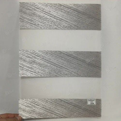 نمونه پارچه پرده زبرا کد T2325، طوسی براق با خطوط مورب طوسی تیره که با تغییر زاویه دید، رنگ پارچه تغییر می‌کند.