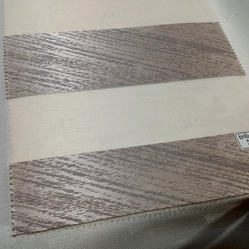 نمونه پارچه پرده زبرا کد T2325 با رنگ طوسی براق و خطوط مورب طوسی تیره که با تغییر زاویه دید، رنگ پارچه تغییر می‌کند.
